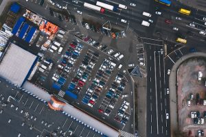 Photo car parking in asphalt parking lot near supermarket and car track. outdoor parking lot with different venicles. parking concept.