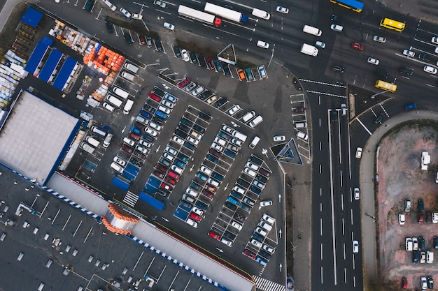 Photo car parking in asphalt parking lot near supermarket and car track. outdoor parking lot with different venicles. parking concept.