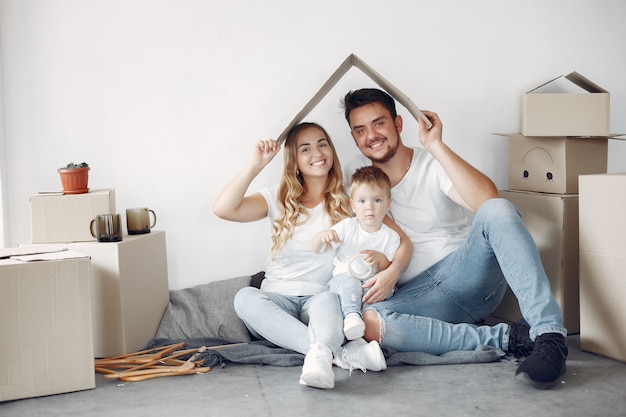 Free photo family moving and using boxes