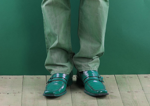 Photo feet of a man in green shoes st patricks day