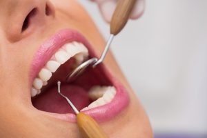 Free photo dentist examining female patient teeth