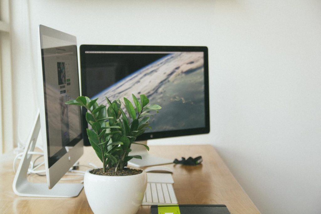 Gratuit Imac Argenté Sur Table Marron à L'intérieur De La Chambre Photos