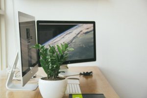 Gratuit Imac Argenté Sur Table Marron à L'intérieur De La Chambre Photos